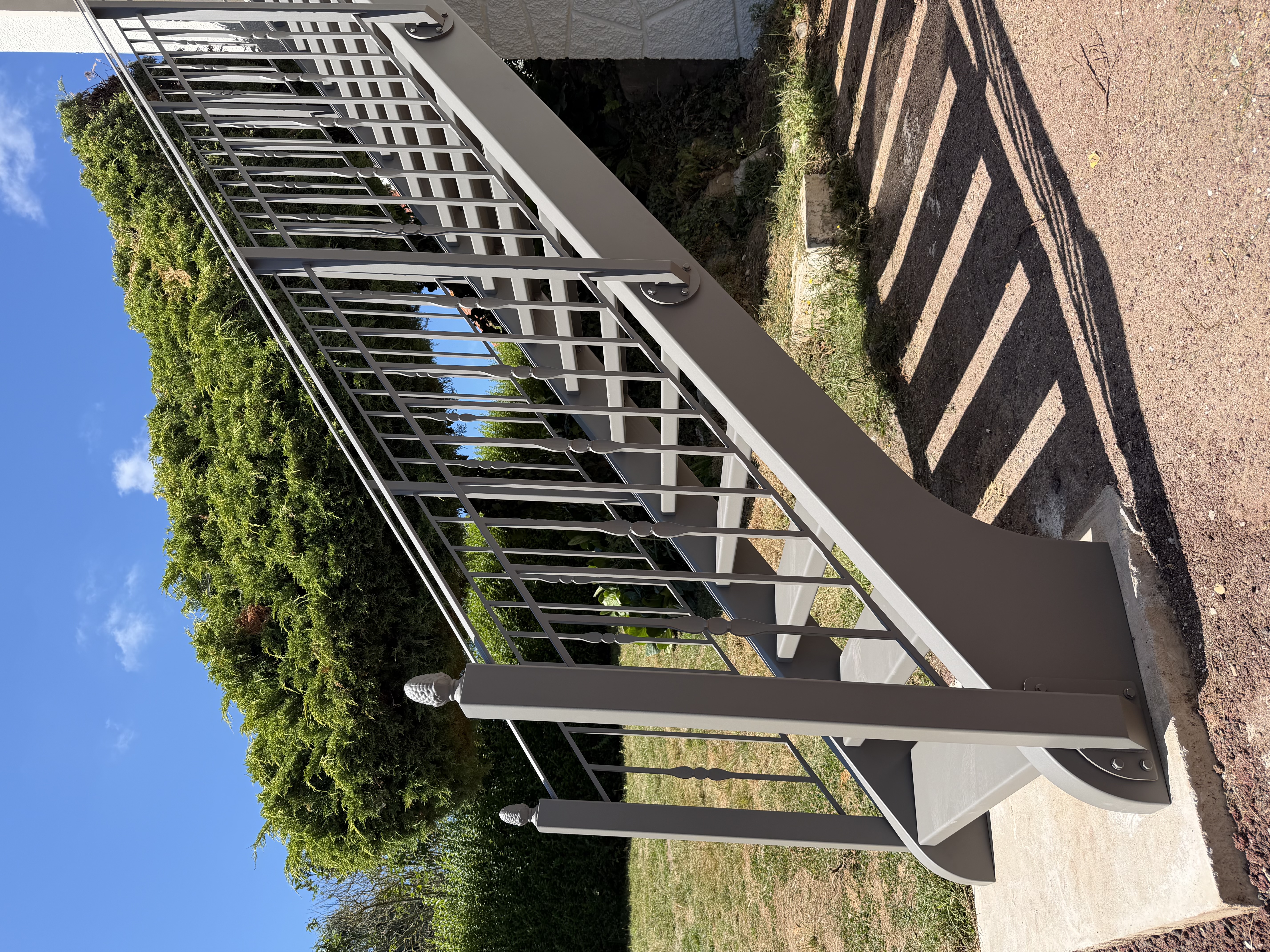 Escalier extérieur en acier thermolaqué gris fabriqué sur mesure par AD Créateur